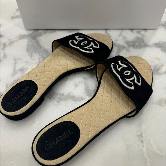 CHANEL CC Logo Slide Sandals Mules - Size 36.5 - Picture 2 of 4